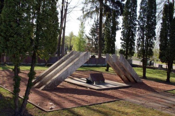 Оскверненный памятник в Литве